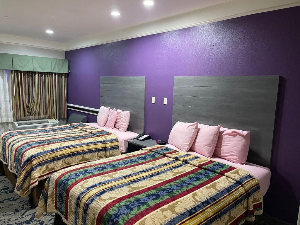 Scottish Inn And Suites Alvin Exteriör bild