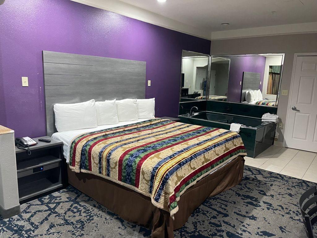 Scottish Inn And Suites Alvin Exteriör bild
