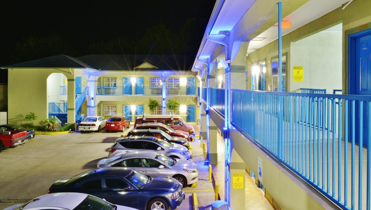 Scottish Inn And Suites Alvin Exteriör bild