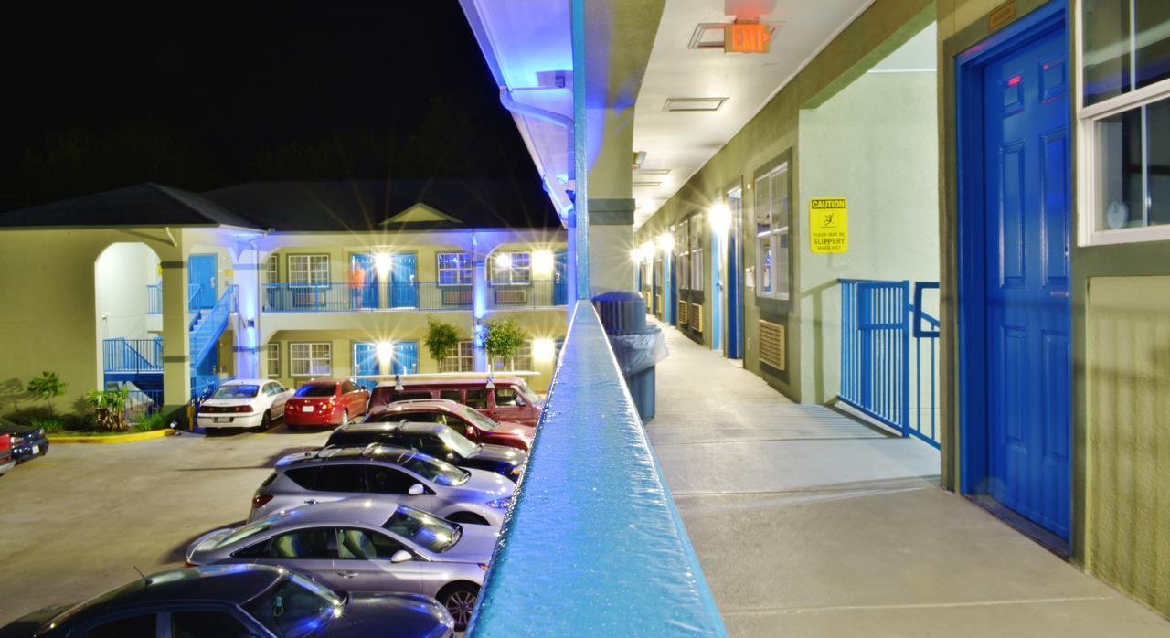 Scottish Inn And Suites Alvin Exteriör bild