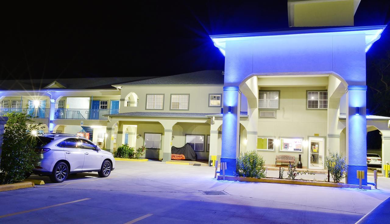 Scottish Inn And Suites Alvin Exteriör bild
