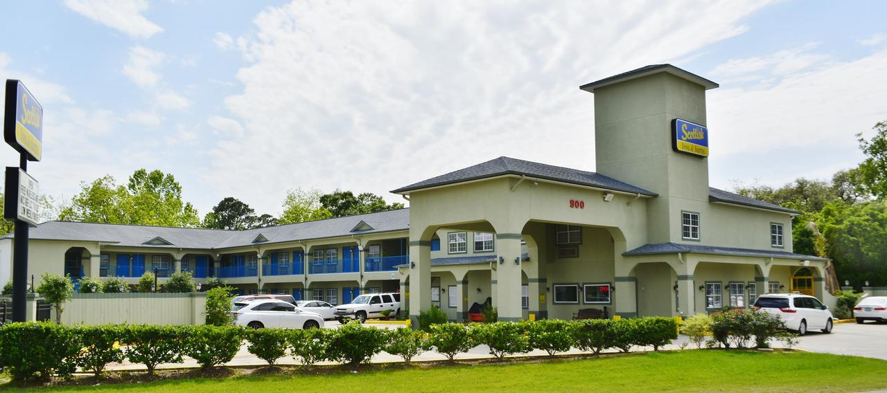 Scottish Inn And Suites Alvin Exteriör bild