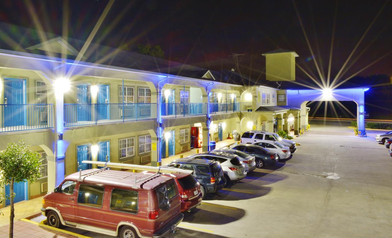 Scottish Inn And Suites Alvin Exteriör bild