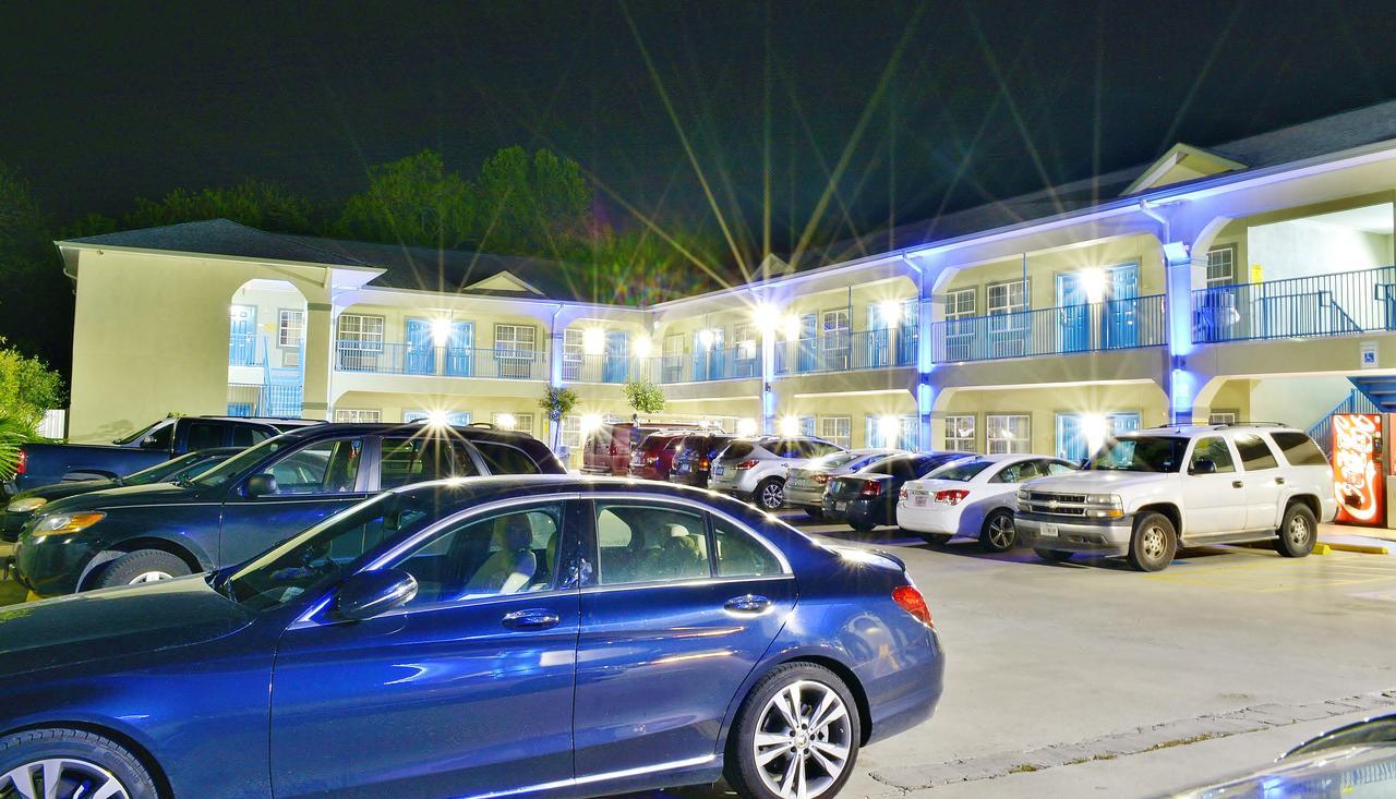Scottish Inn And Suites Alvin Exteriör bild