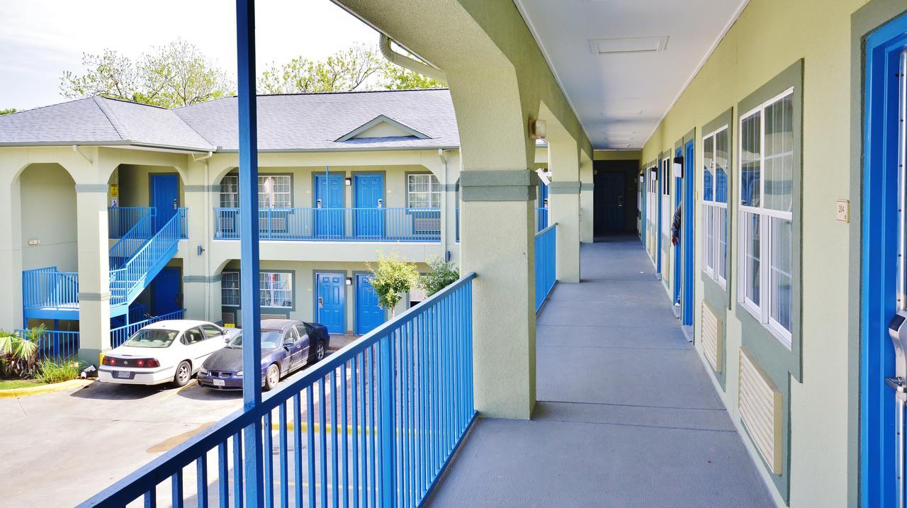 Scottish Inn And Suites Alvin Exteriör bild