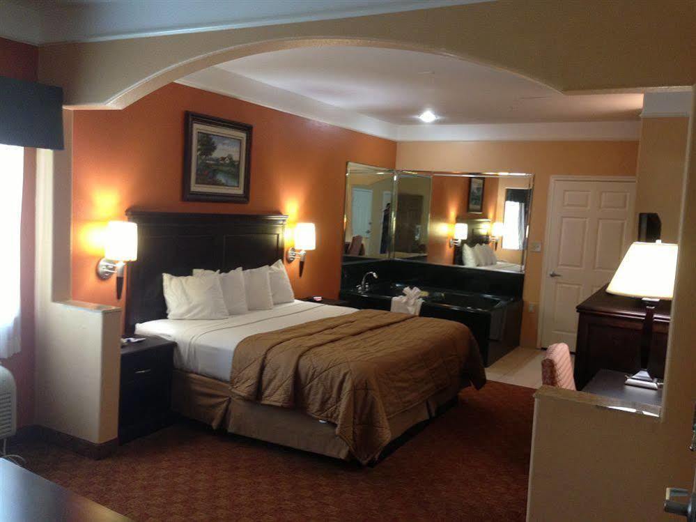 Scottish Inn And Suites Alvin Exteriör bild